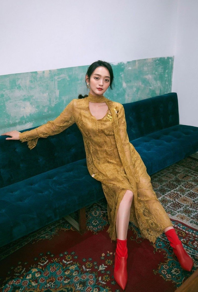 小清新美女何泓姗胶片风时尚杂志性感写真集