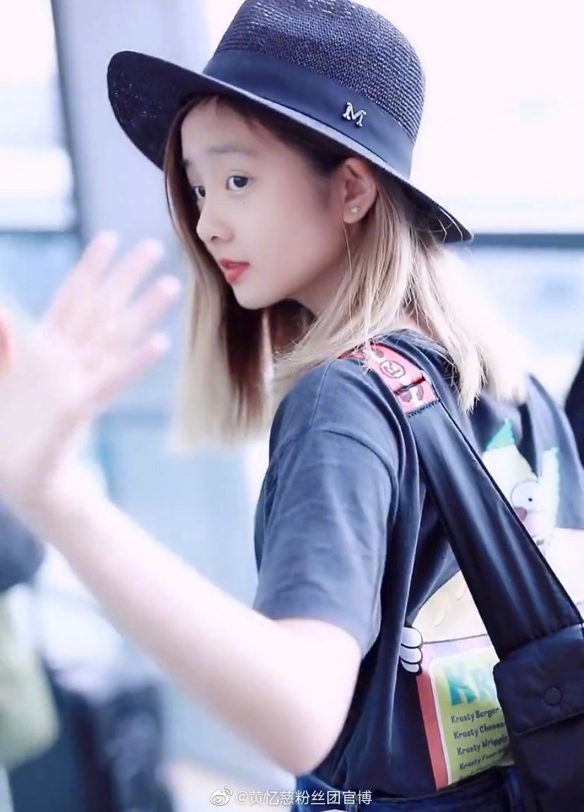 黄磊带女儿现身机场多多染了黄色头发越长越好看啦