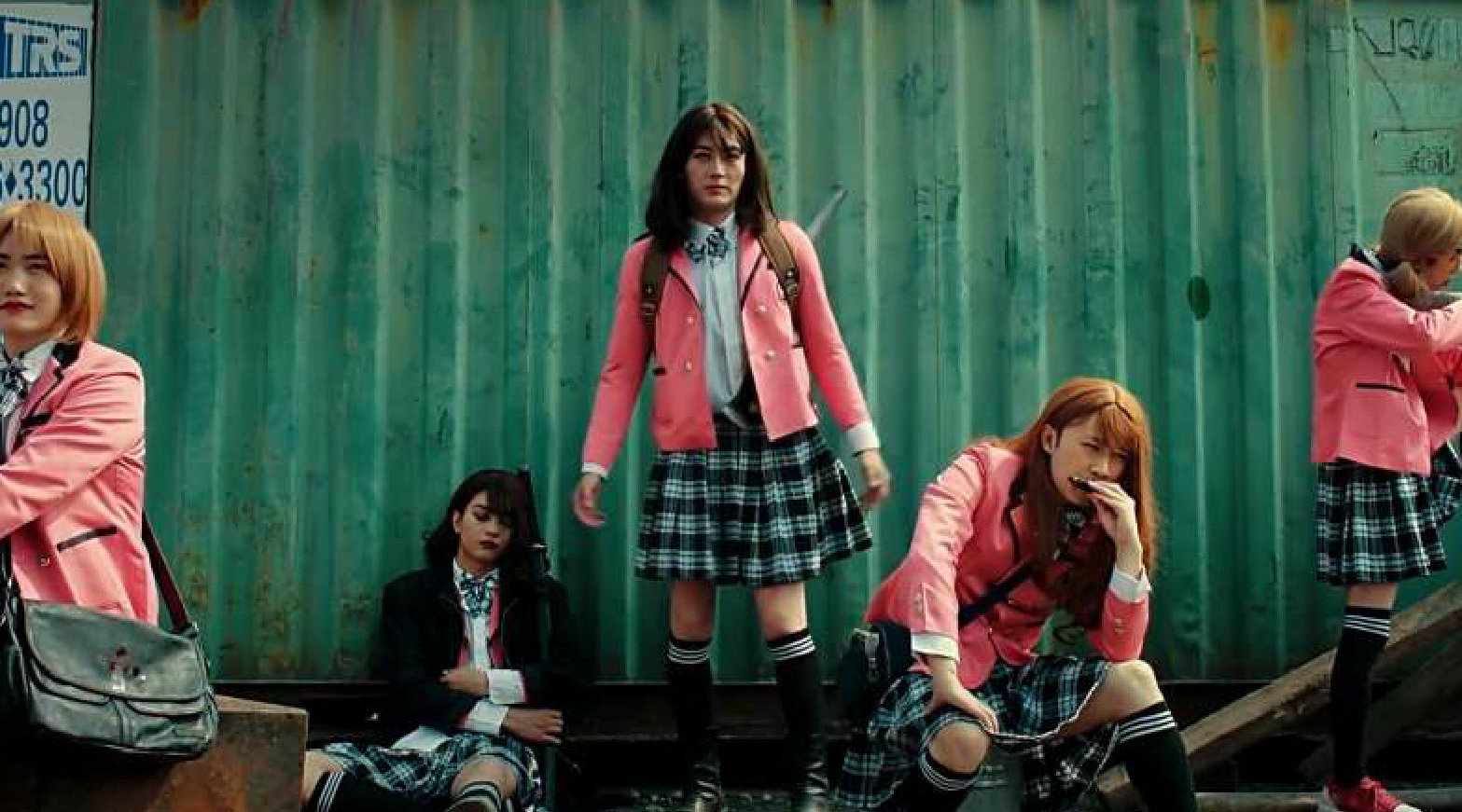 一部丧尸喜剧片,全球爆发美少女病毒,男孩被亲后就会变成美少女