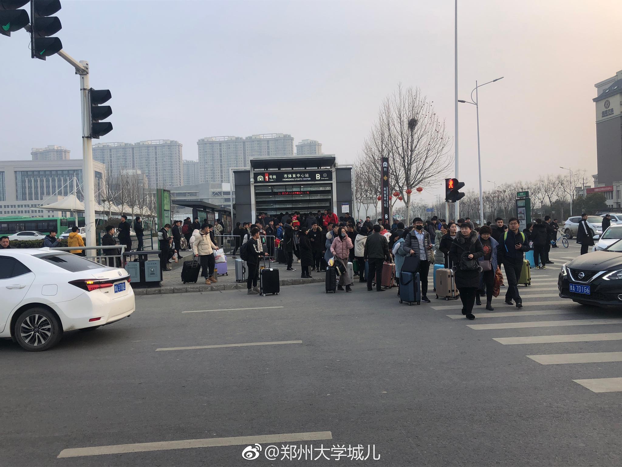 开学了郑州市体育中心地铁口又是拉客私家车横行
