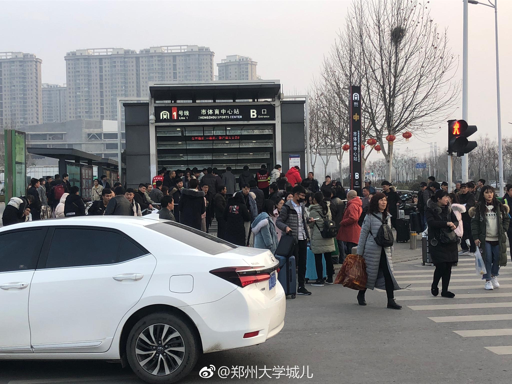 开学了郑州市体育中心地铁口又是拉客私家车横行