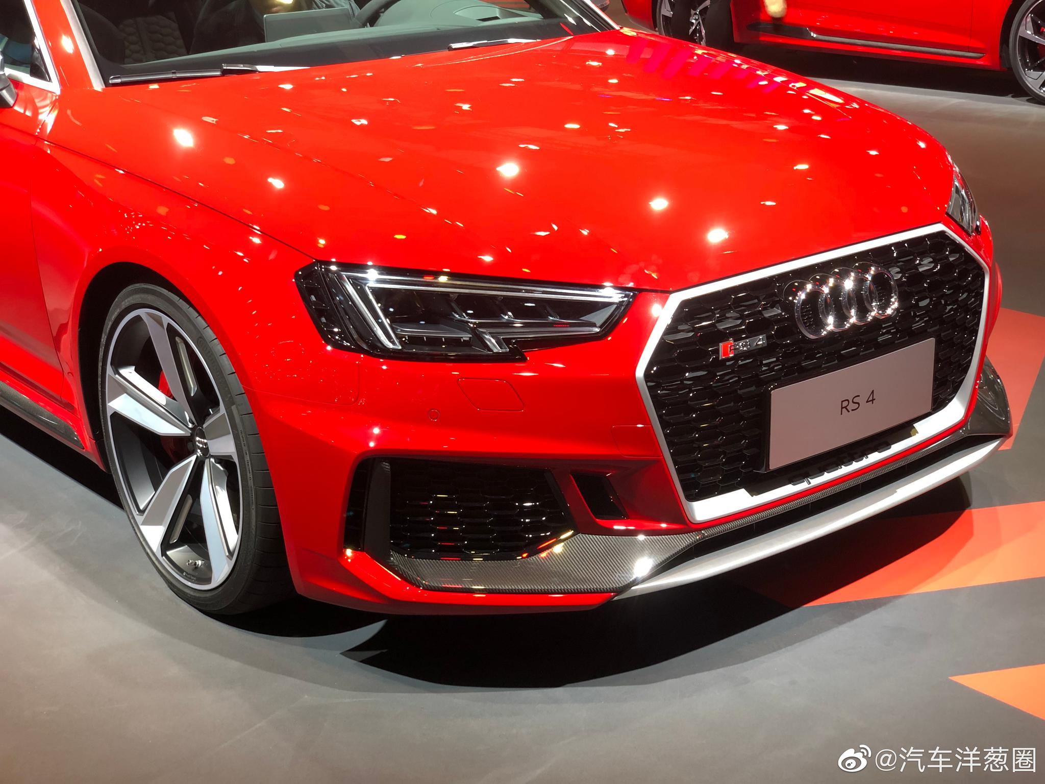 奥迪sport展台这一抹红色你喜欢么r8好像在跟我说话