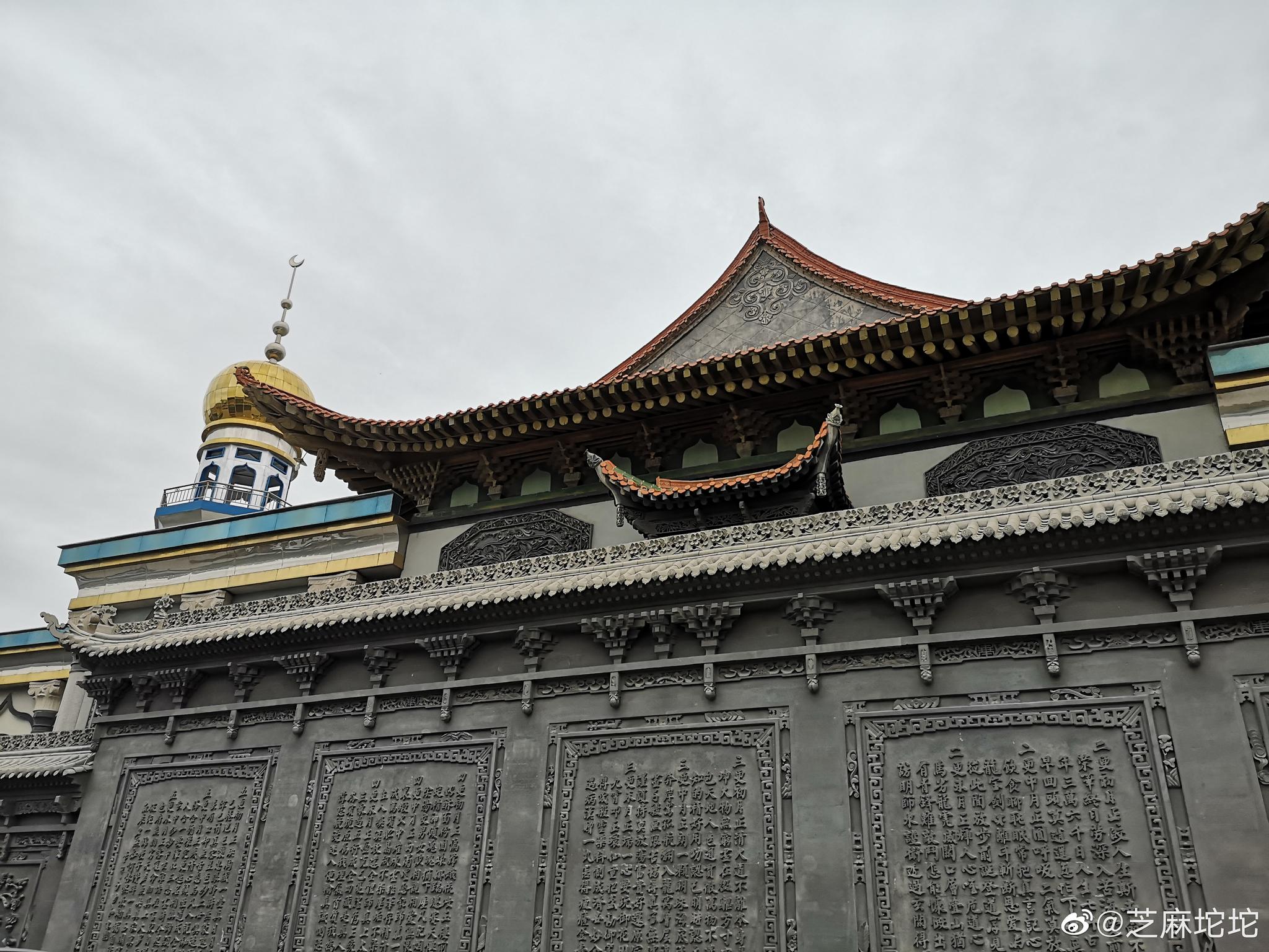这里回族氛围更加浓厚,大街上随处可见小白帽帽和清真寺?
