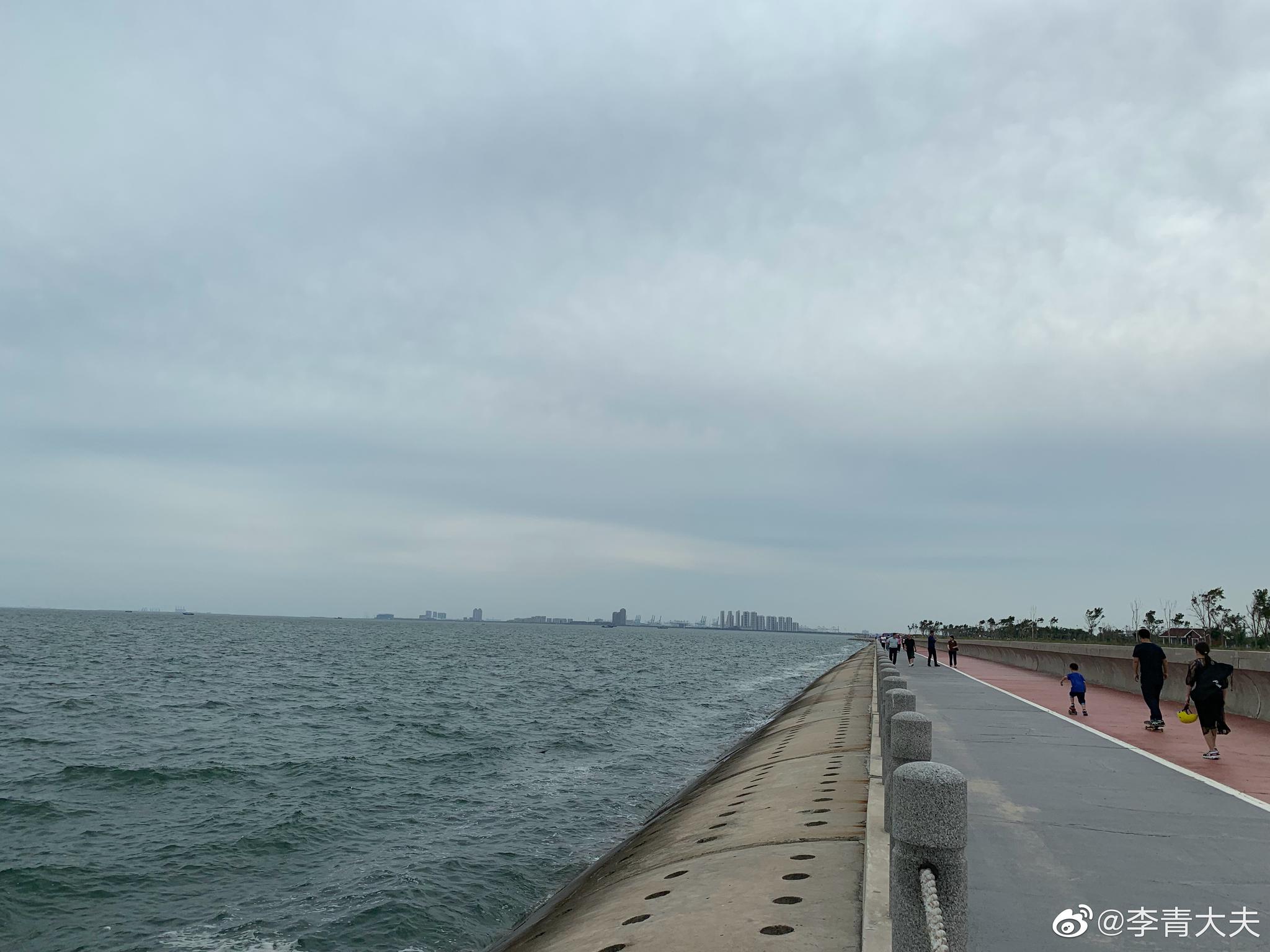 从中央大道沿海旭道一直向东约9公里就到了沿海边的东堤公园