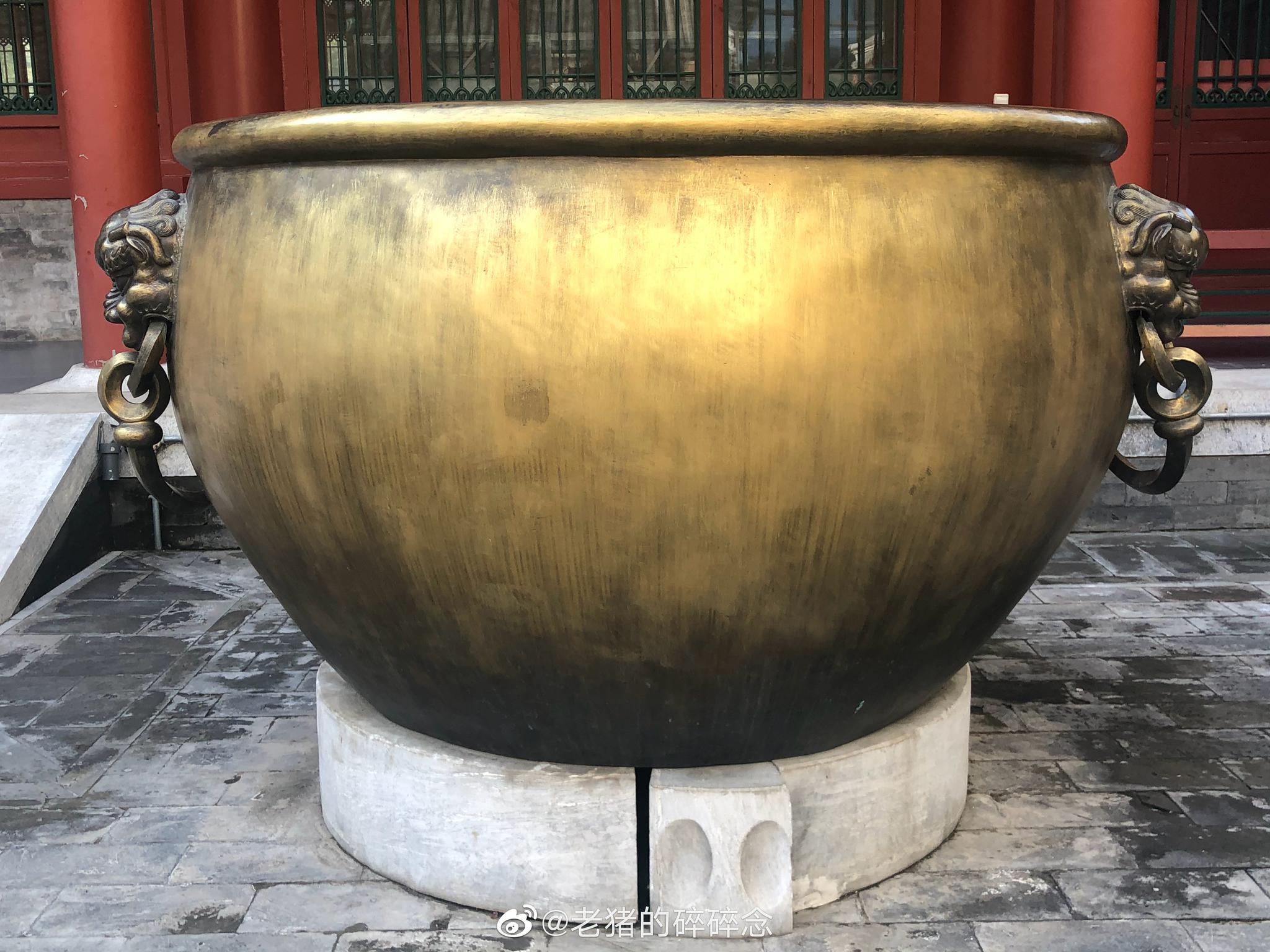故宫里的大殿前,庭院中都摆放着一个个大金属缸.这些大缸腹宽口窄