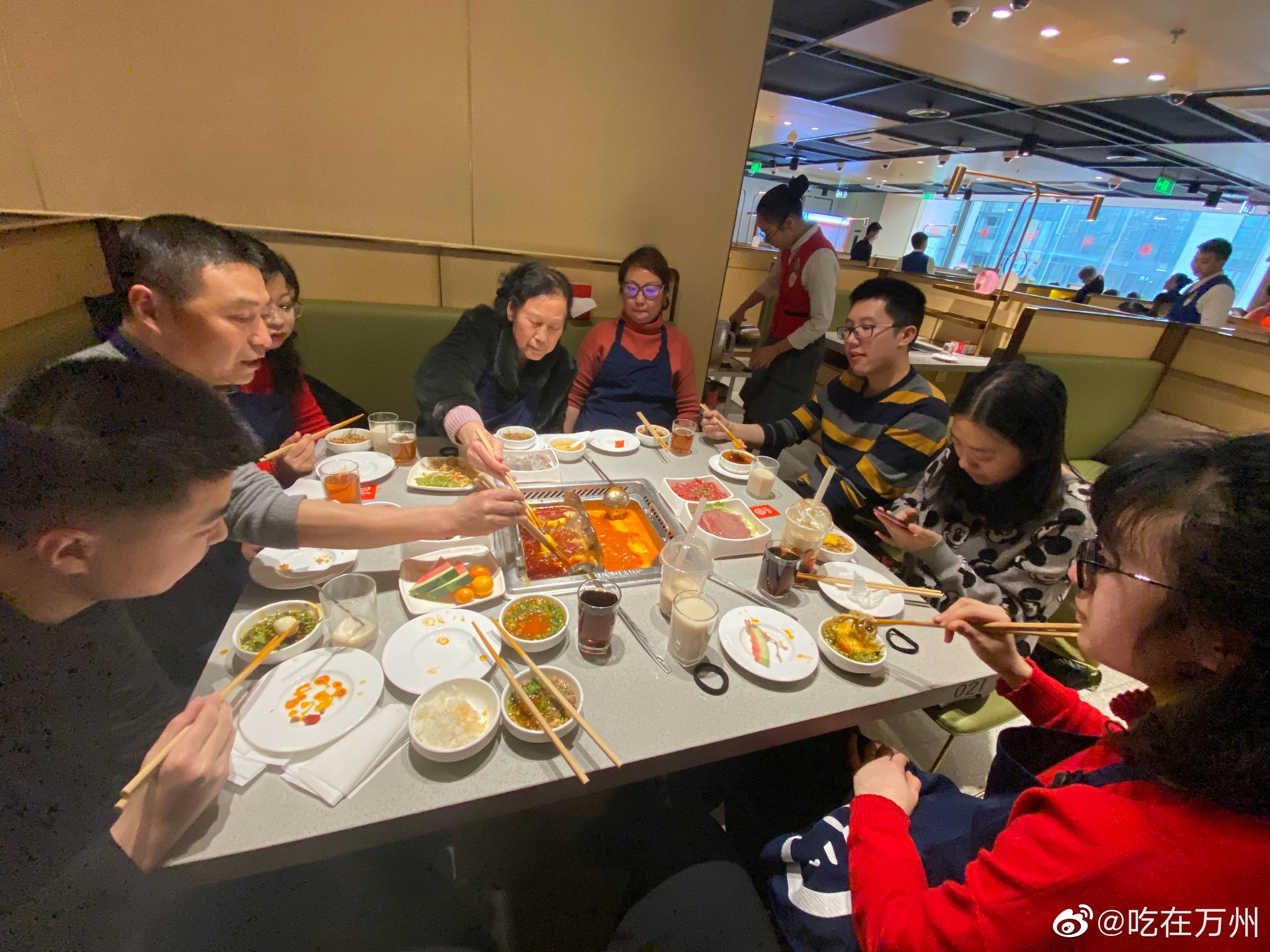 春节临近,一家人在重庆吃海底捞相聚!92_高清图集_新浪网