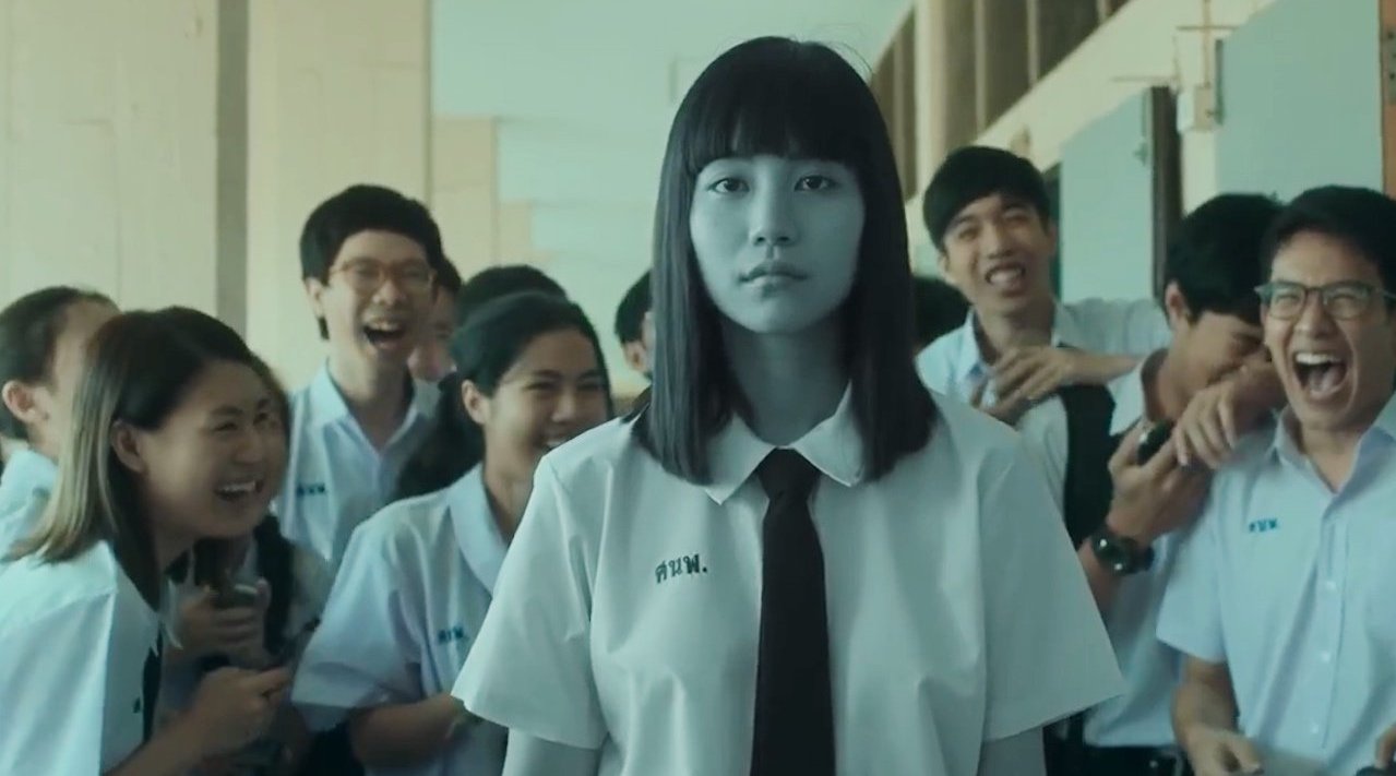 《禁忌女孩》女孩被全班同学当成神经病,不停羞辱欺负