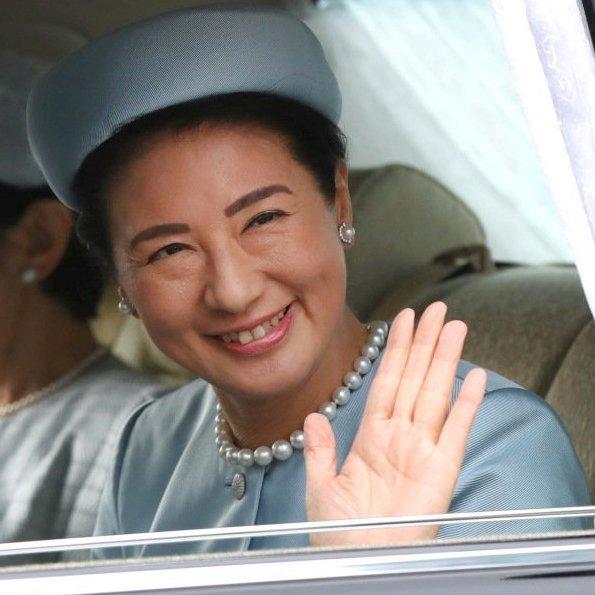 日本皇太子妃雅子祝贺55岁生日,紫黄配色方案连狗子都配合