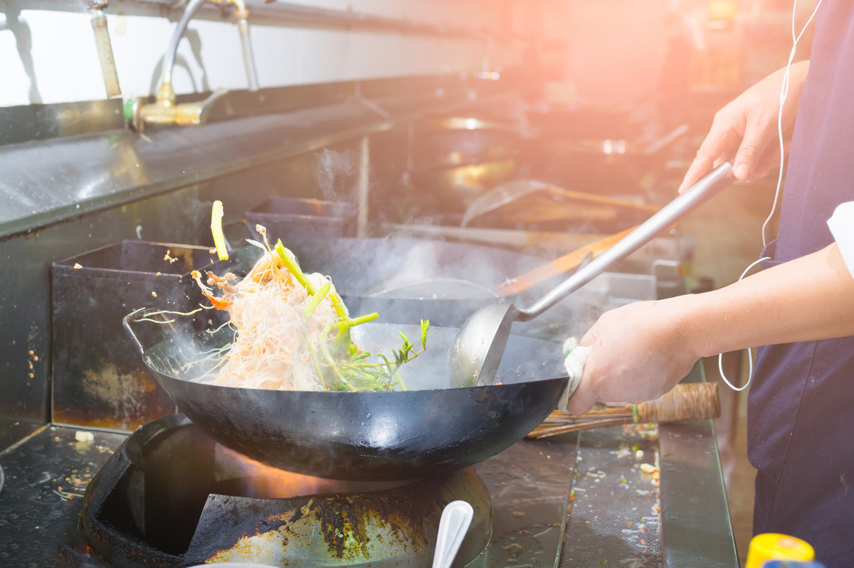 综上所述,饭店厨师炒菜不粘锅的秘密,开锅是前提条件,他们还会根据