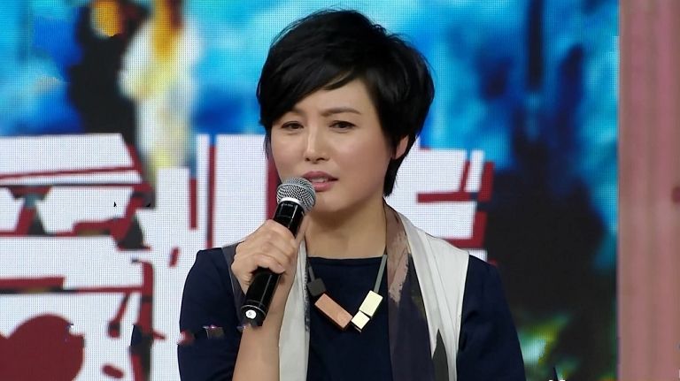 春晚第三次联排,张延惊喜亮相颜值被赞,她年轻时姿态不输李若彤