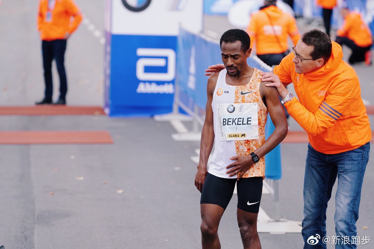 贝克勒跑出了负配速,前半程1小时01分05秒,后半程1小时36秒