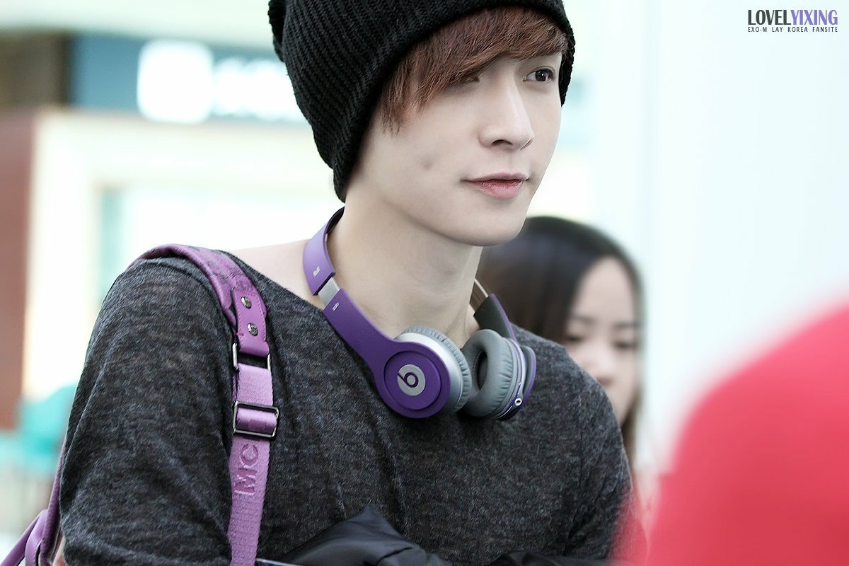 张艺兴戴毛线帽时尚感满满,好潮一男的