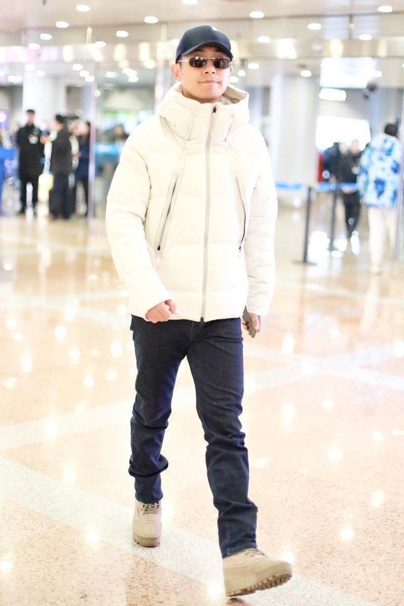 朱亚文轻简造型走机场,白色羽绒服保暖时尚,180cm腿可不够长