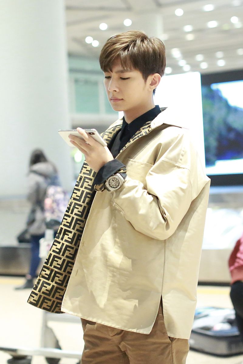 东纶cp同天现身同机场不见面,38岁大东留八字胡很沧桑