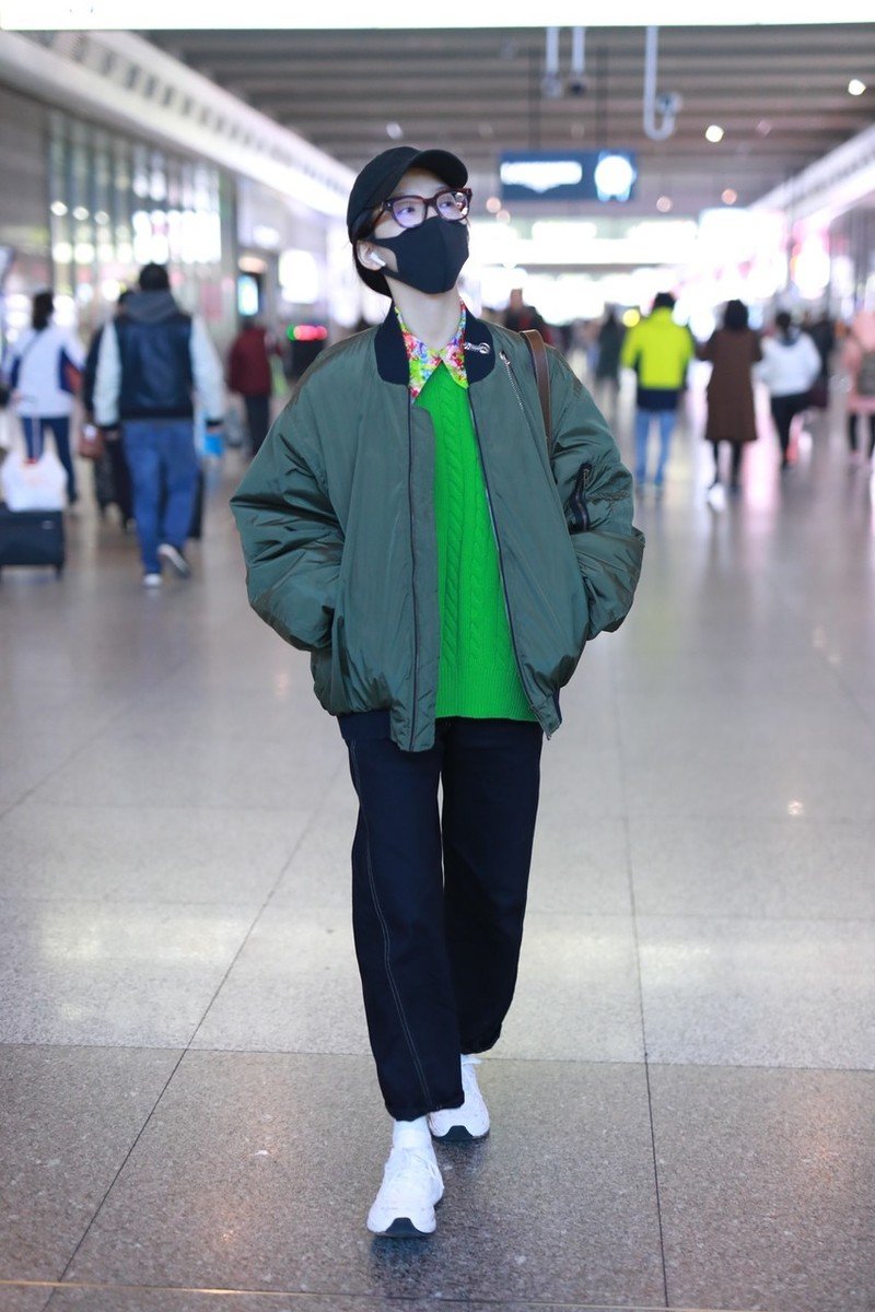 谭松韵现身机场,飞行员夹克配黑色卫衣,素颜憔悴疲态尽显