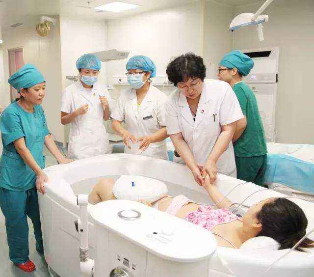 梅根王妃将进行水中分娩!为何水中分娩在中国一直流行不起来?