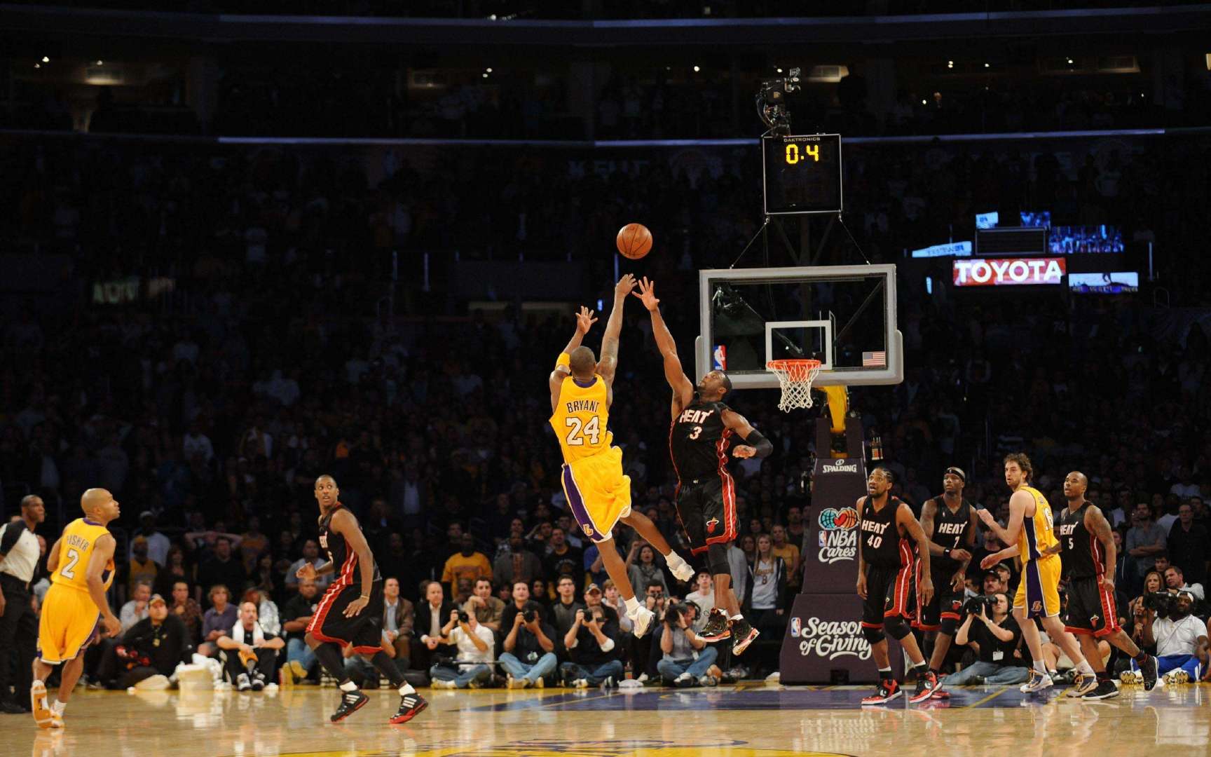 2009年12月5日,科比超高难度三分绝杀热火