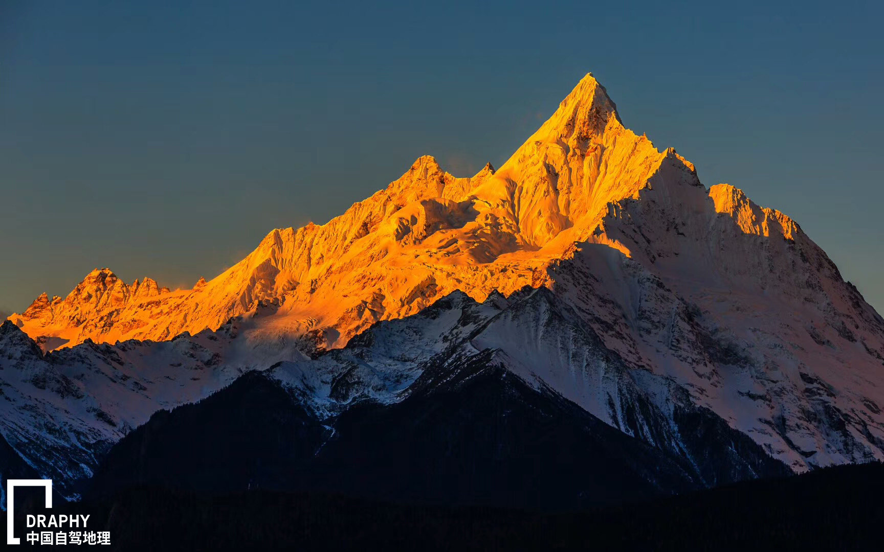 6054米,又称神女峰.传说中卡瓦格博峰的妻子