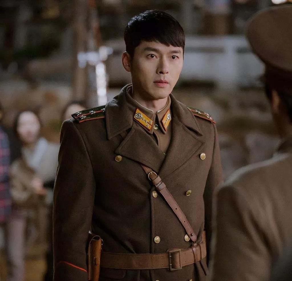 男主角以一名普通军人身份出场,在他后面要求查案时,编剧走了一个"
