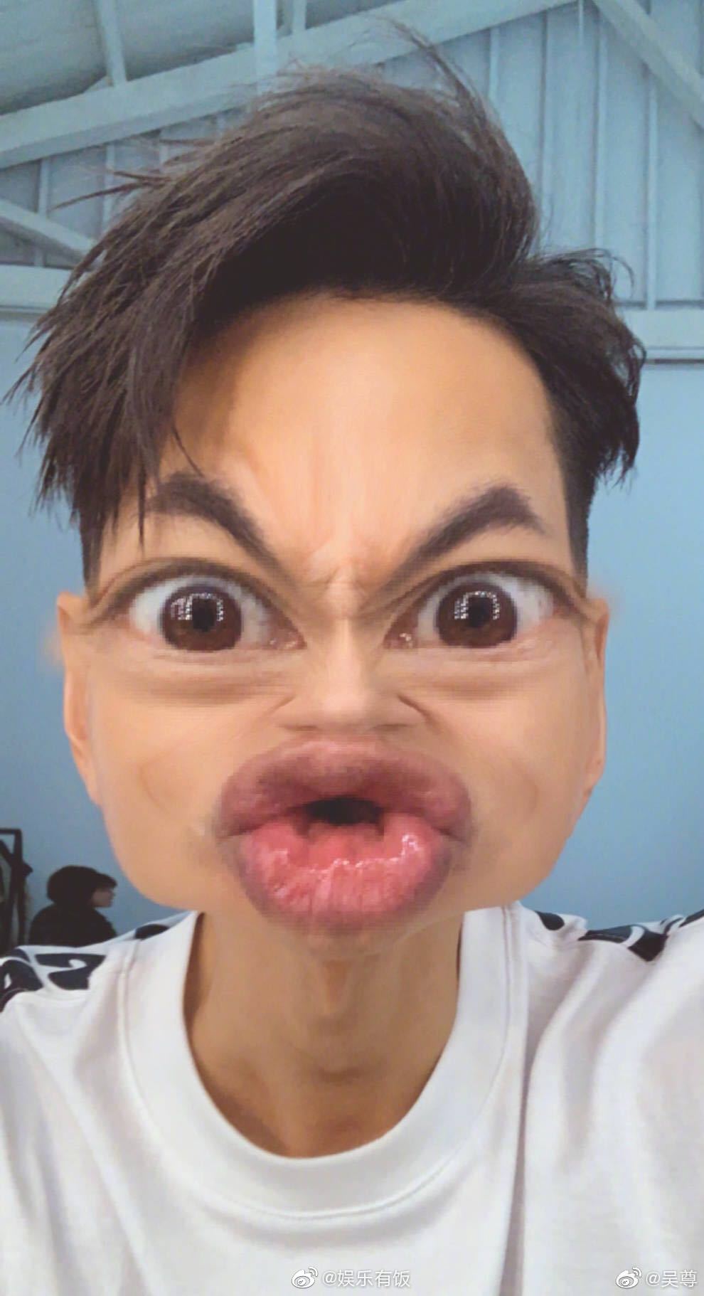 晒出一组搞怪自拍并配文"天啊…吴爸爸怎么了"