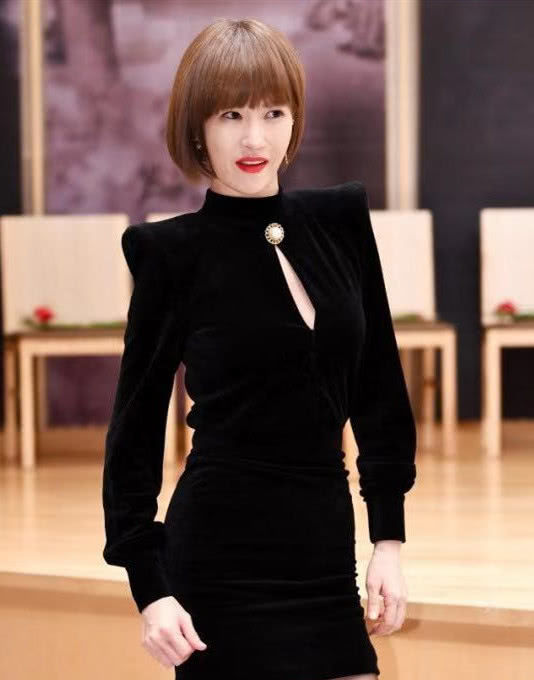 金三顺大变样45岁金宣儿穿短裙秀纤腰长腿好身材惹激赞