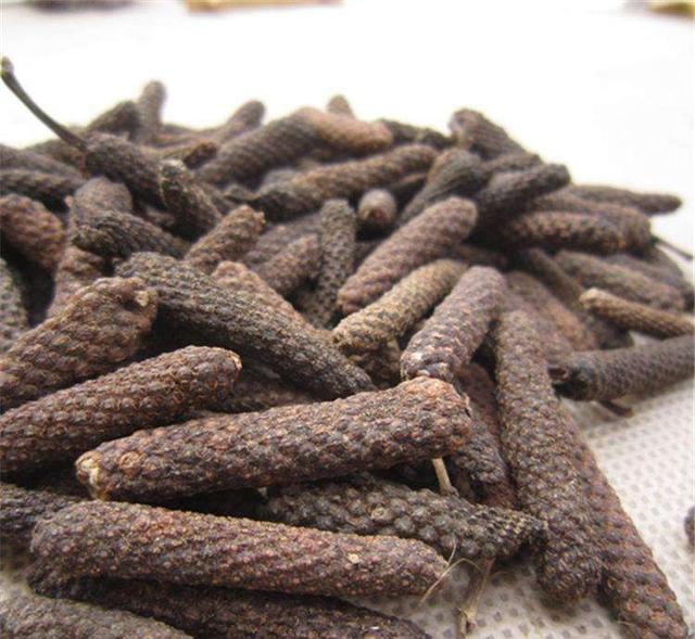 这野草看着不起眼作用却很多人称荜拨能炖汤