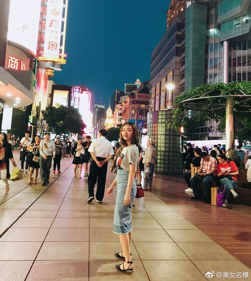 上海南京路街拍美女让风景更靓丽