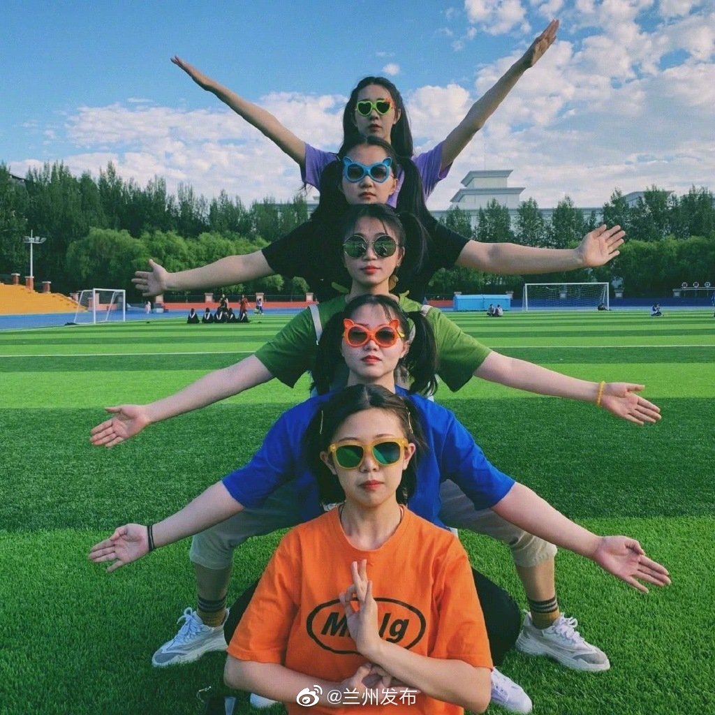 四人合照创意姿势照片,四人创意合照 - 伤感说说吧