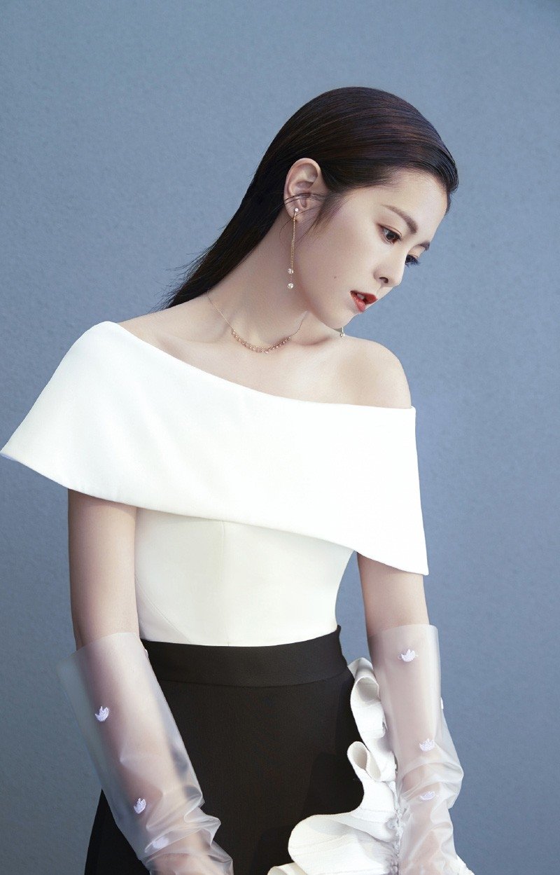 甜美少女任容萱白色礼服黑色长裙性感写真集