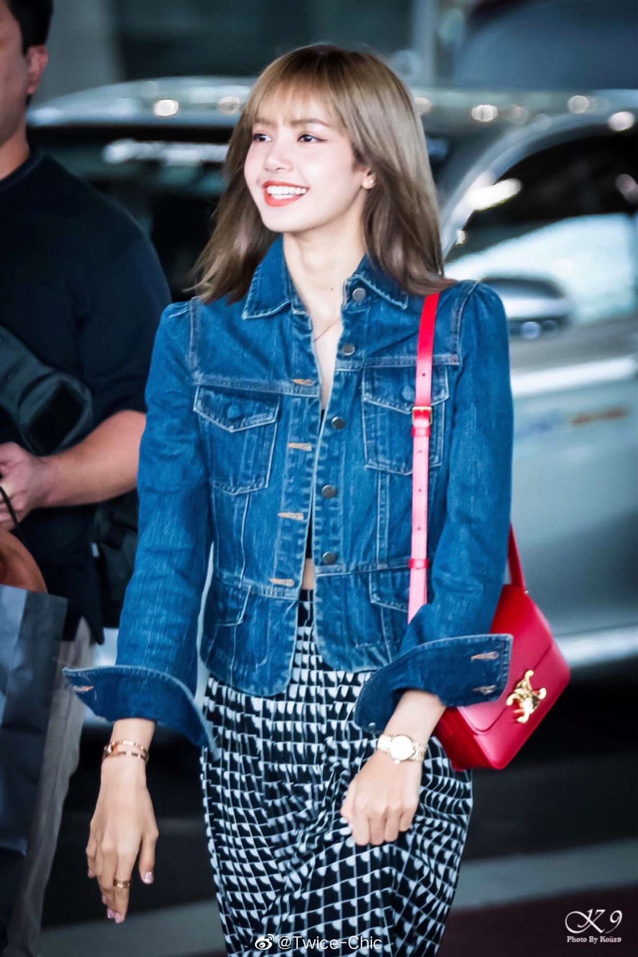 lisa今日现身泰国曼谷机场穿搭