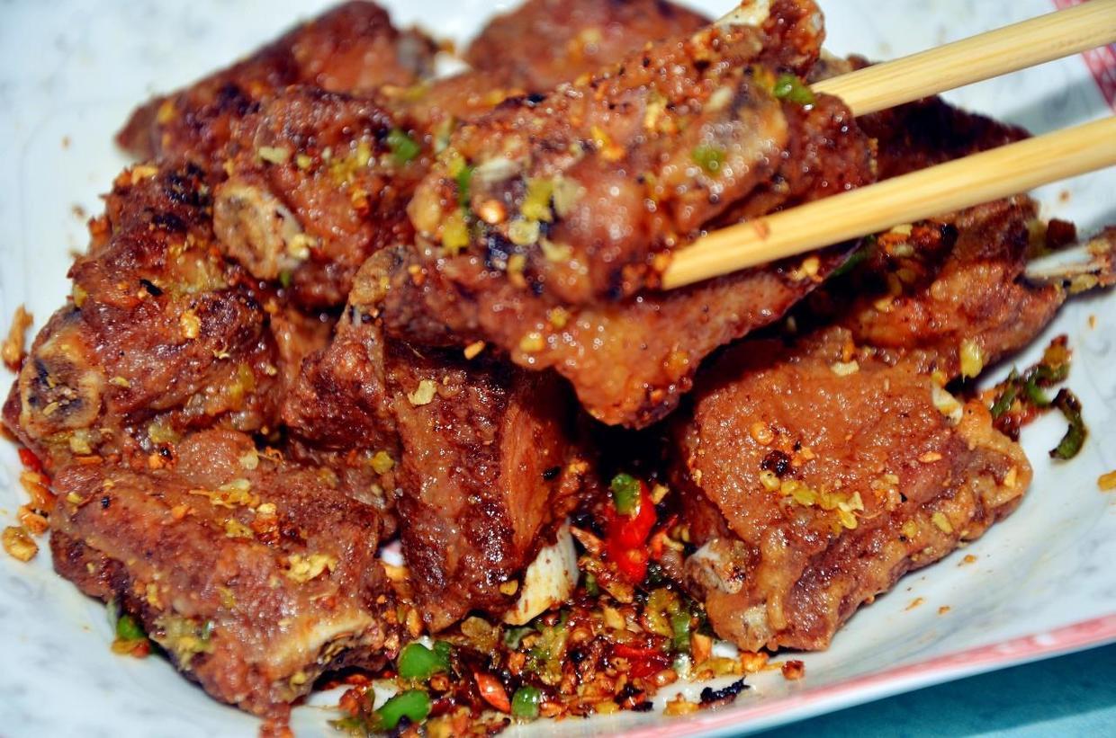 配上自制椒盐再多做一步家常椒盐排骨的吃法和大厨做的一样酥香