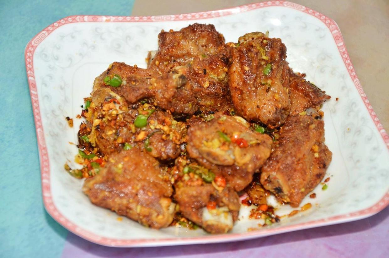 配上自制椒盐再多做一步家常椒盐排骨的吃法和大厨做的一样酥香