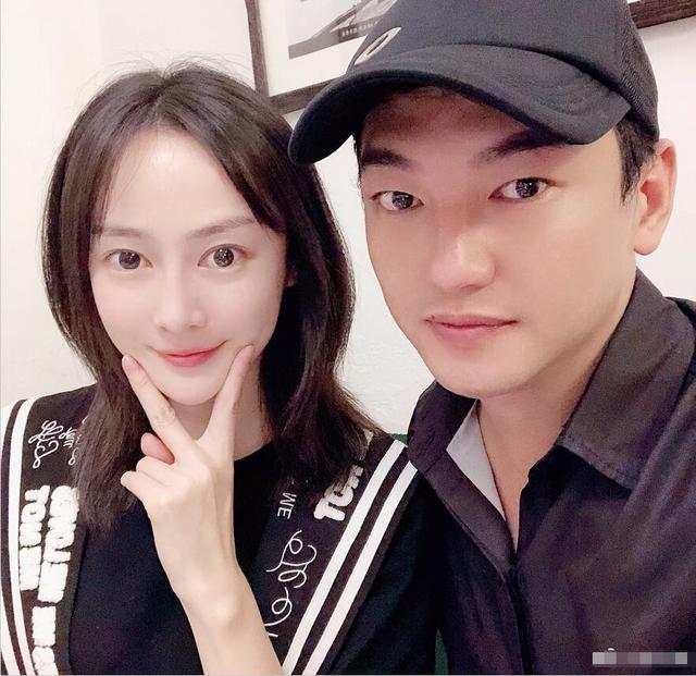 相比之下,年龄相仿的袁奇峰与周娇时隔多年差距明显,一