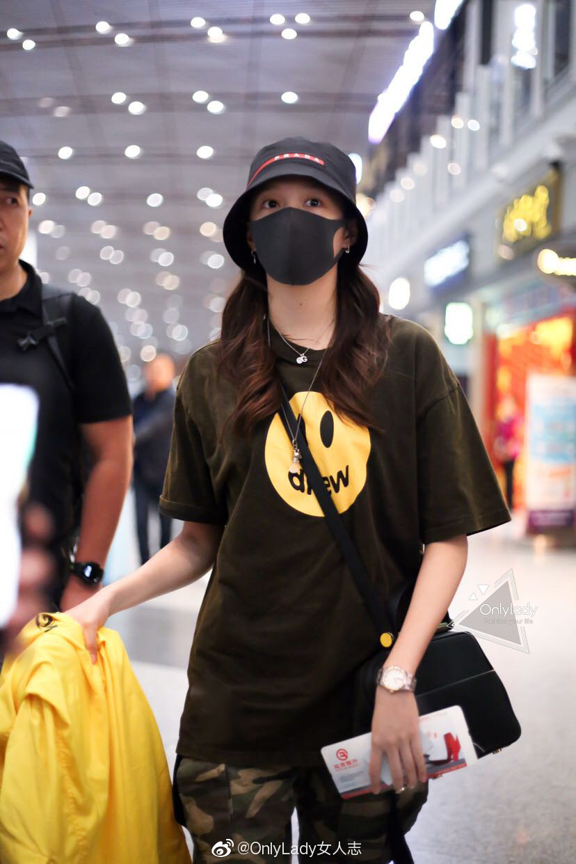 近日关晓彤曝光了一组街拍照片关晓彤身穿黑色t恤搭配迷彩裤