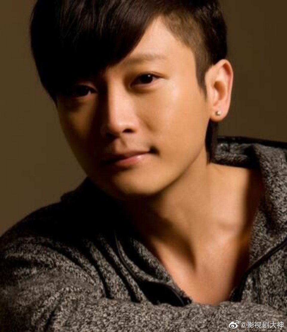 演唱过《别说我的眼泪你无所谓》《海角七号》等歌曲的歌手东来东往被