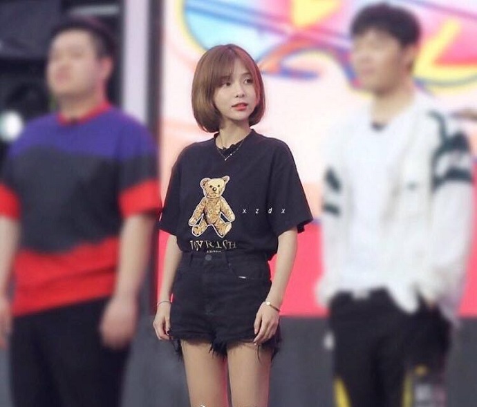 传仓鼠王照片小米粥是斗鱼上玩英雄联盟的主播,前职业英雄联盟女中单