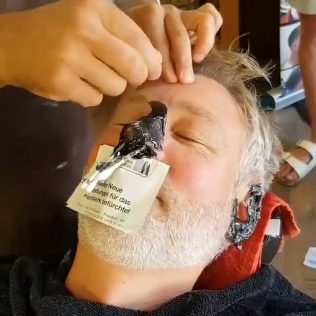 哈哈哈哈哈哈 毛发茂盛的老外也是辛苦 他们要定期去理发店除毛 哈哈哈哈哈哈 毛发茂盛的老外也是辛苦 他们要定期去理发店除毛