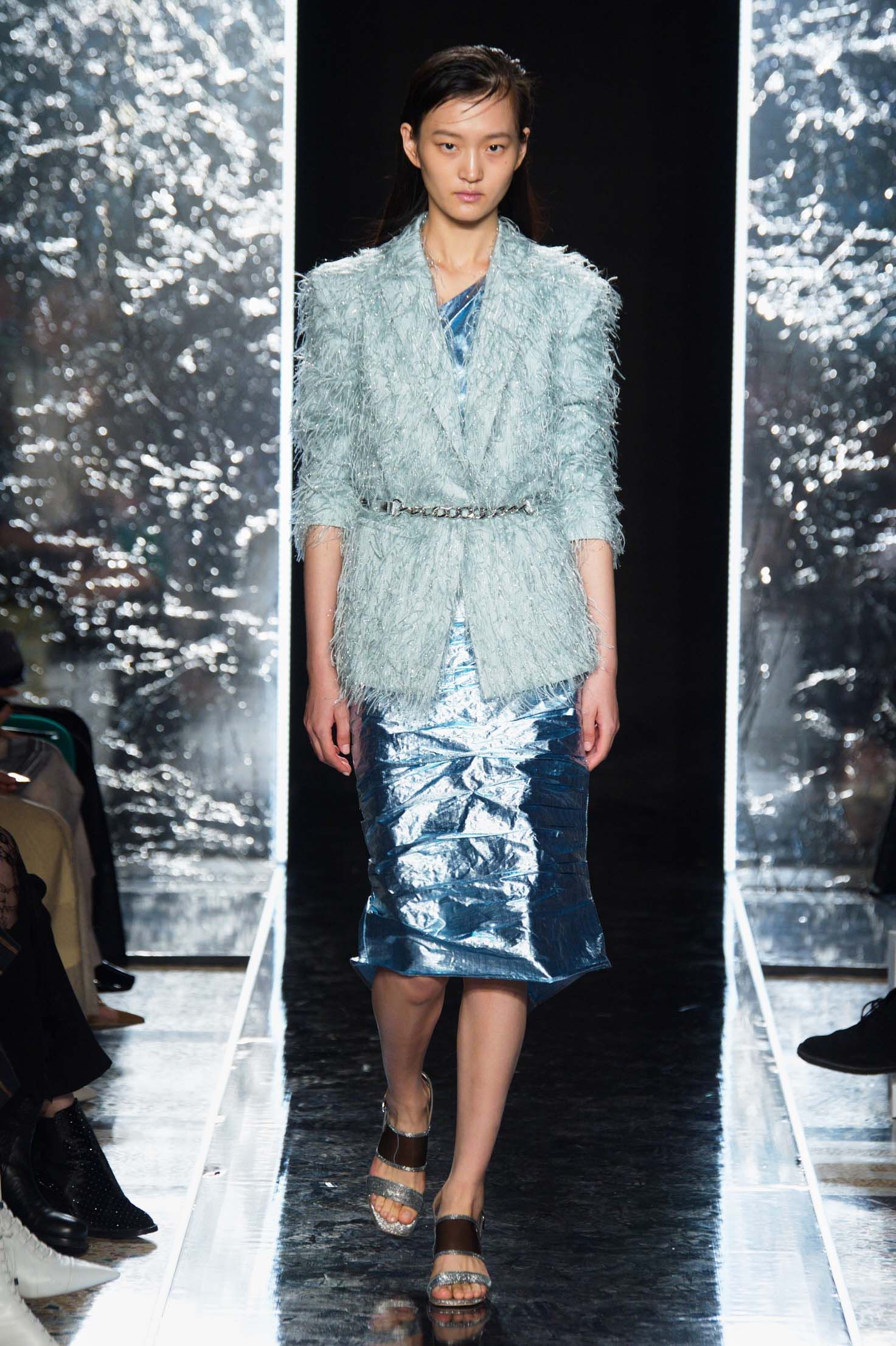 2020春夏系列将科技感面料与环保材质相结合