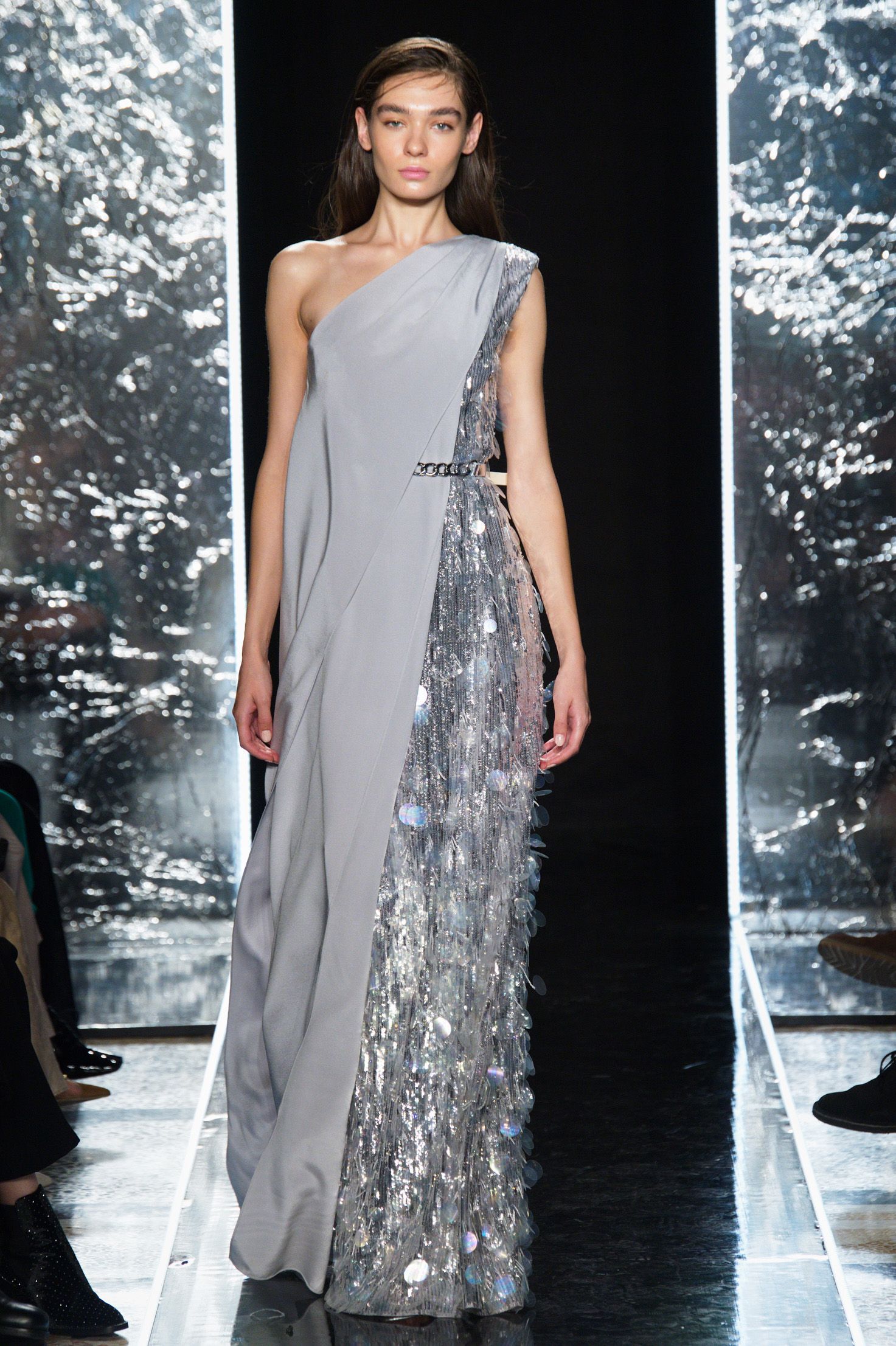 2020春夏系列将科技感面料与环保材质相结合