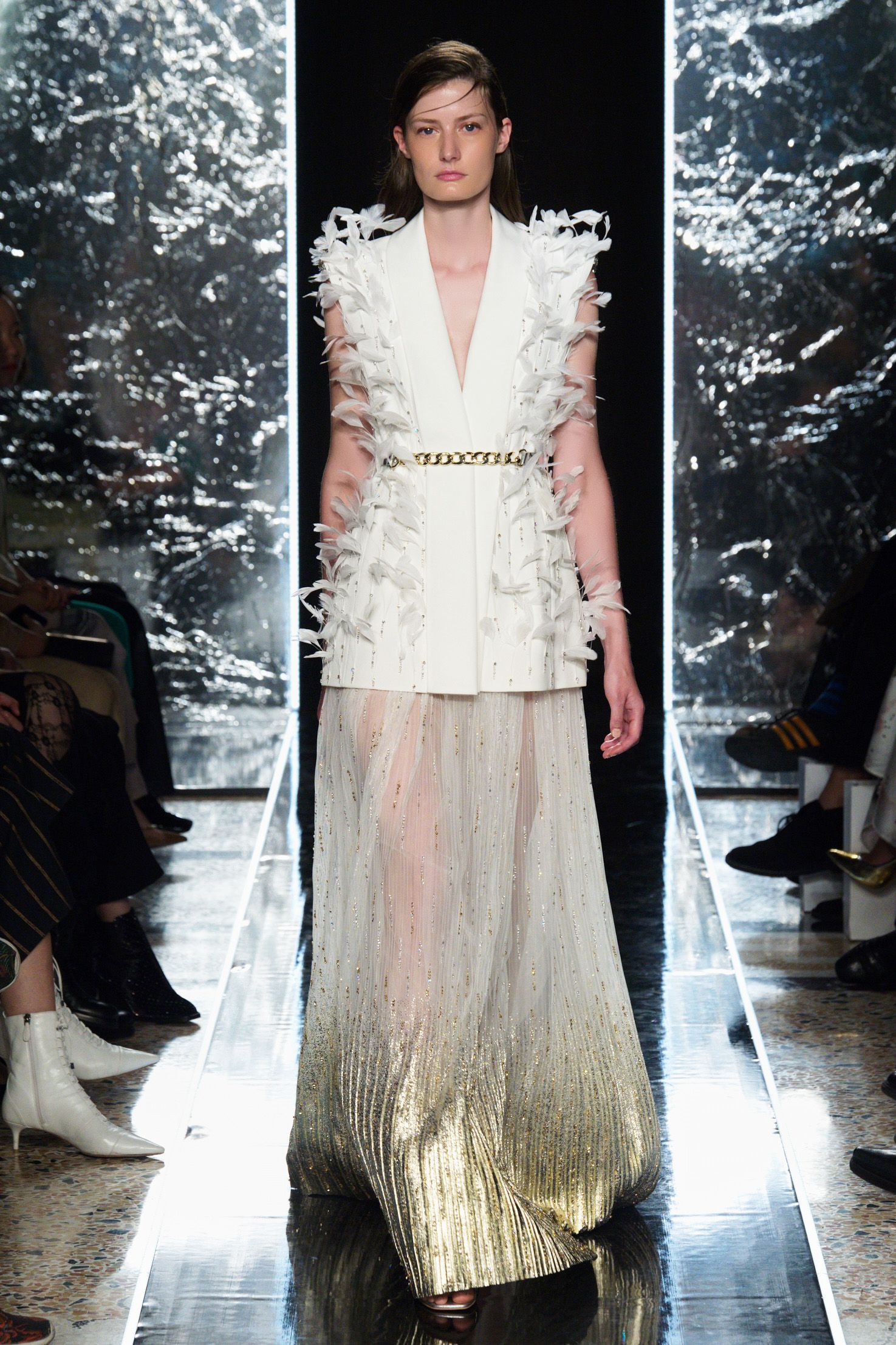 2020春夏系列将科技感面料与环保材质相结合