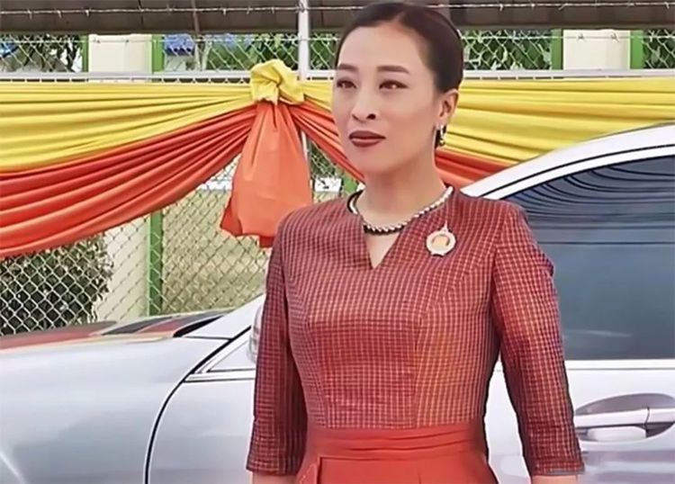 王者风范帕查拉公主乘专机探访监狱欢迎场面一次比一次热烈