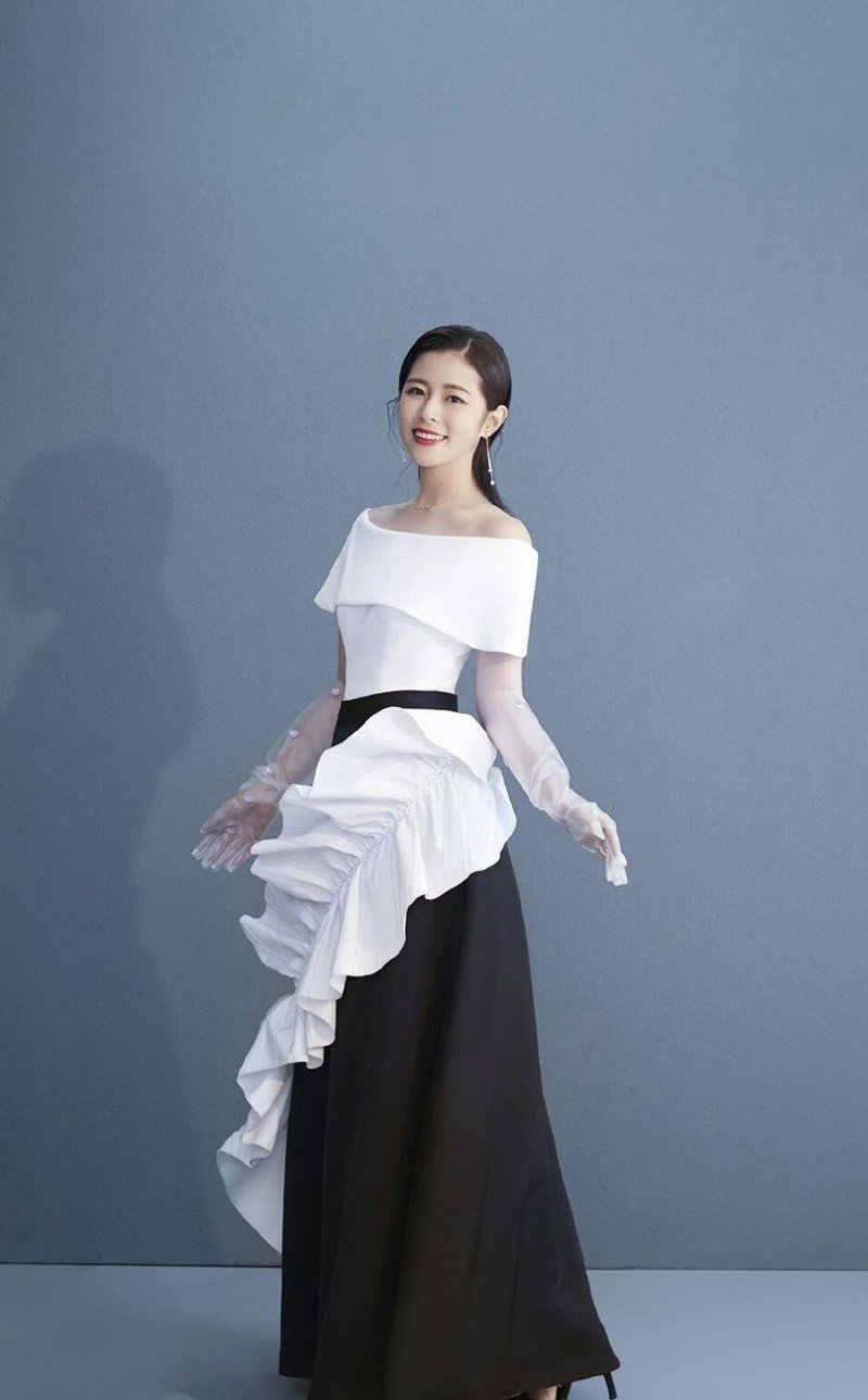 甜美少女任容萱白色礼服黑色长裙性感写真集
