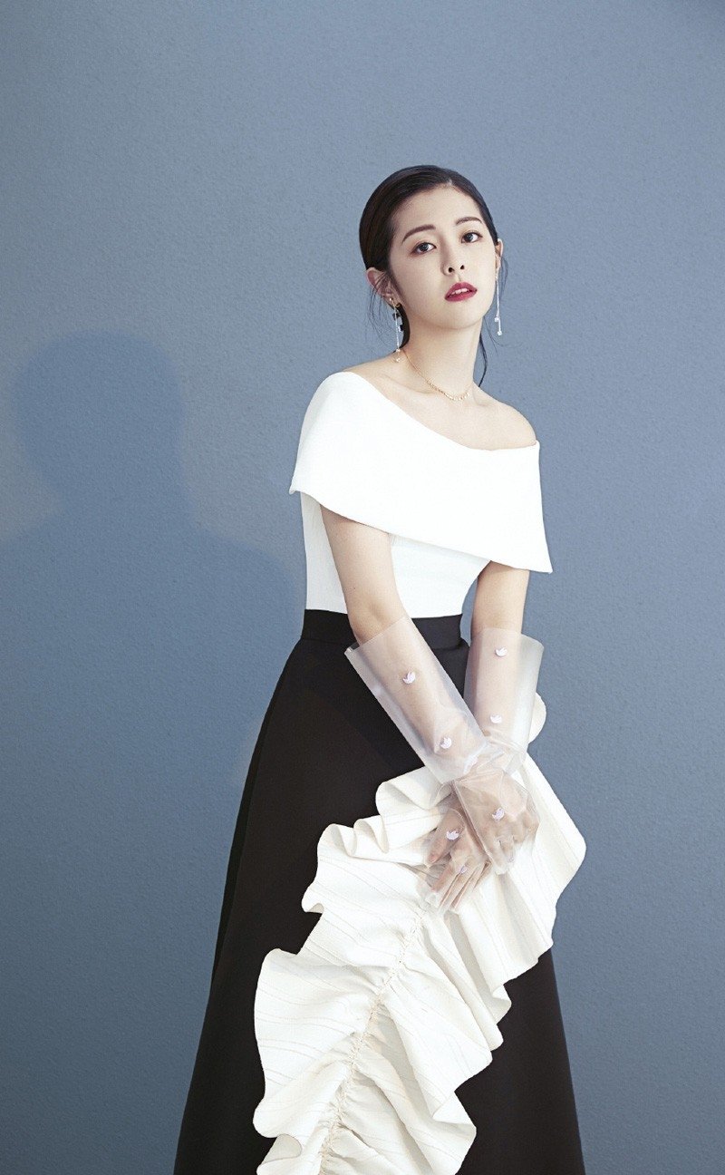 甜美少女任容萱白色礼服黑色长裙性感写真集