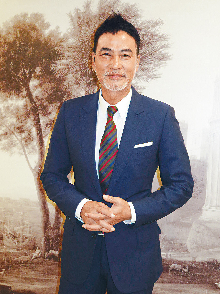 吕良伟任达华同台活动,西装造型展现型男魅力,相差一岁好像差辈