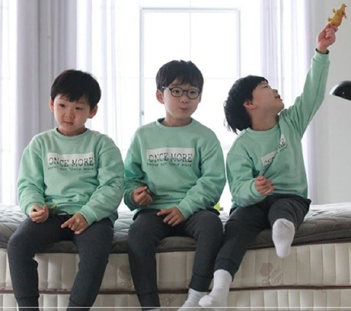 宋家三胞胎近照超可爱!从萌娃变帅哥,你的表情包该更新啦