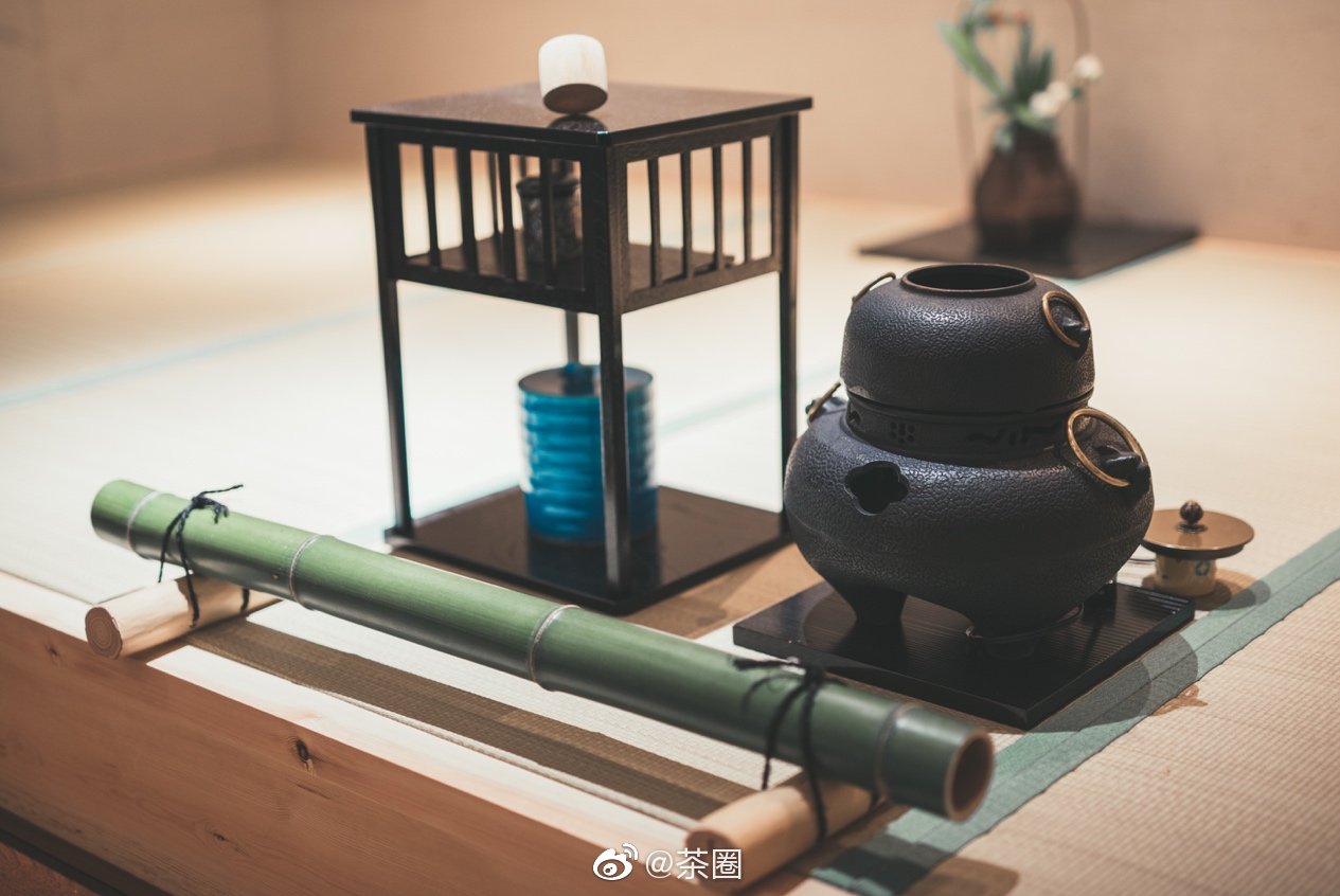 众人静座茶室之中但赏一花 一花却照见众人千百不同的心 众人静座茶室之中但赏一花 一花却照见众人千百不同的心
