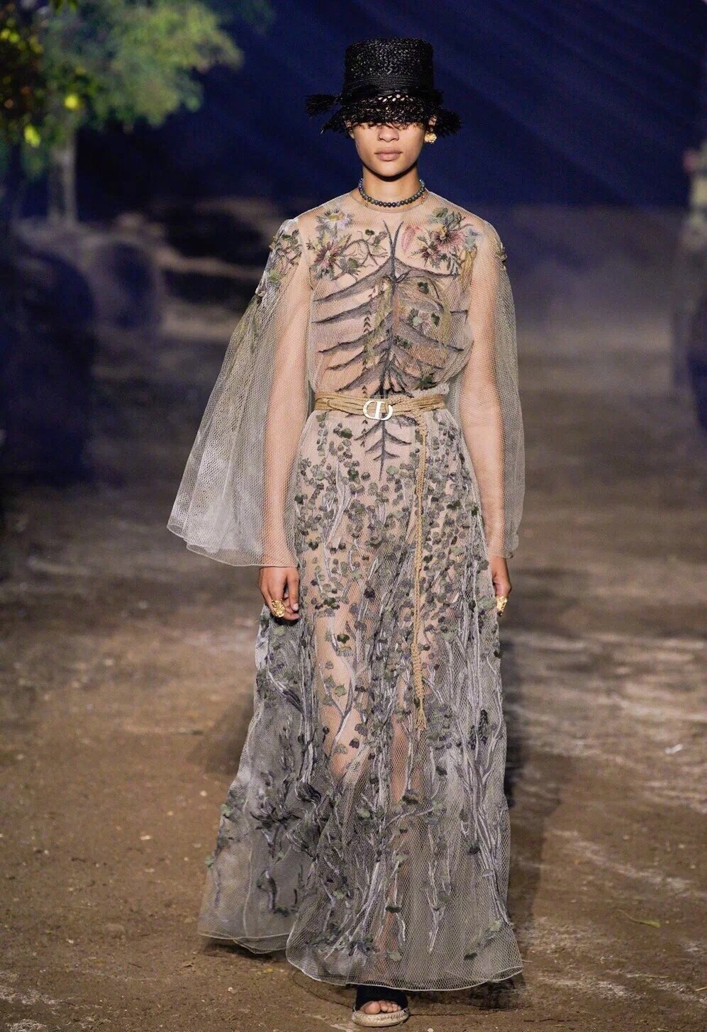 dior 2020/春夏系列秀场图片;重工的刺绣加上古典印花图案