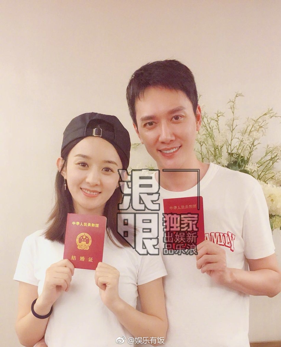 8日,@冯绍峰 在微博晒出宝宝的脚丫照宣布妻