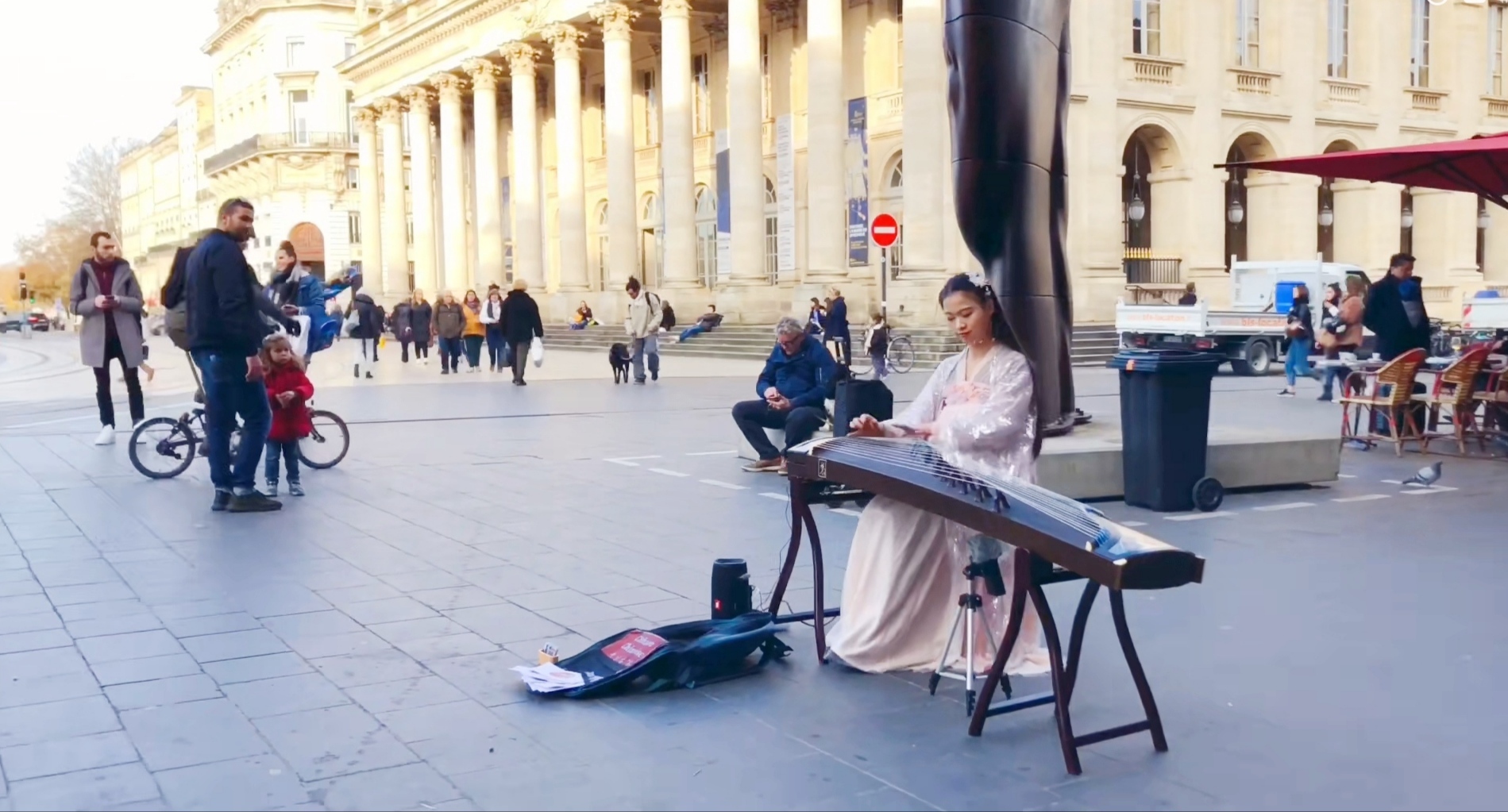 小姐姐坚持在法国街头古筝演奏,吸引了许多观众驻足观看_高清图集
