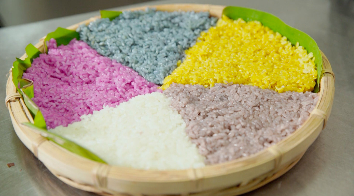 提到哈尼族,就不能不介绍他们的特色美食,五色花米饭